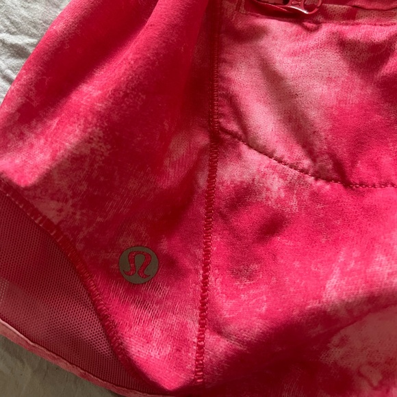 Lululemon Hotty Hot Shorts Size 4 (RARE PATTERN) - Picture 2 of 4